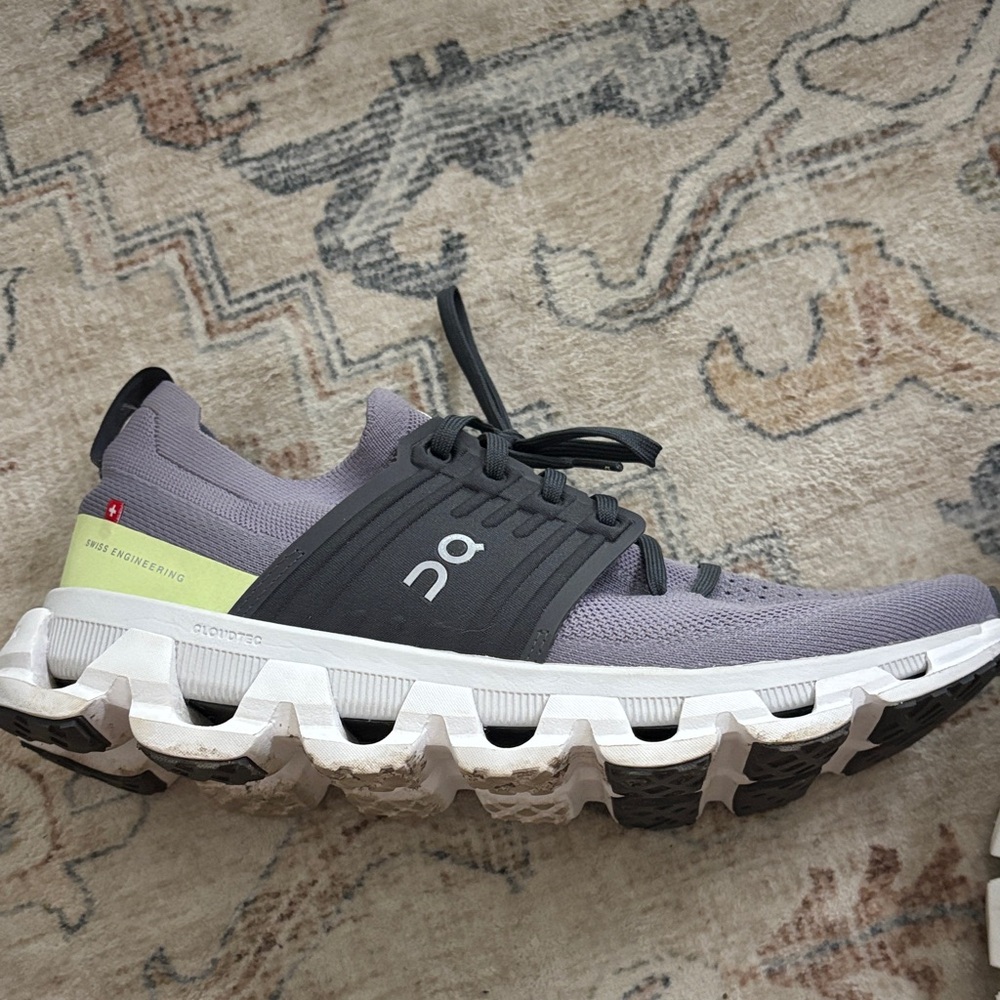 On cloud Running woman’s purple Sneakers with Black laces - Picture 3 of 4